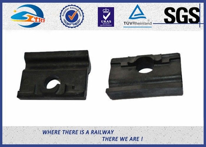 Black Colored Angled Guide Plate WFP14k Plastic and Rubber Part for SKL14 Fastening System / Railway Insulator